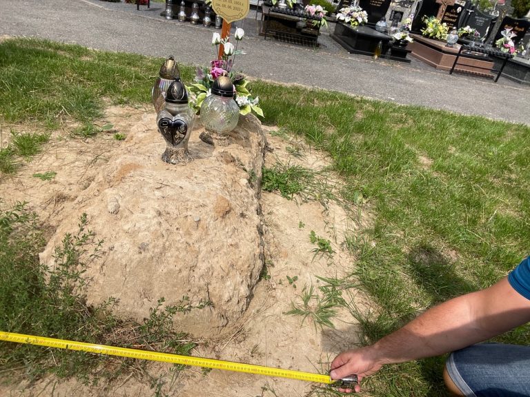 Pomiar mogiły przed wykonaniem wyceny i projektu nagrobka Procedura Pomiaru Nagrobka