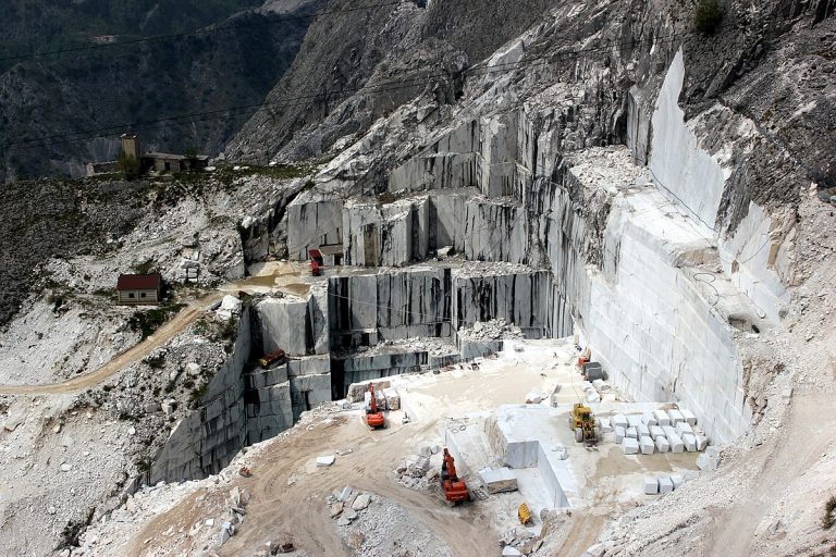 Zdjęcie przedstawia kopalnie Carrara