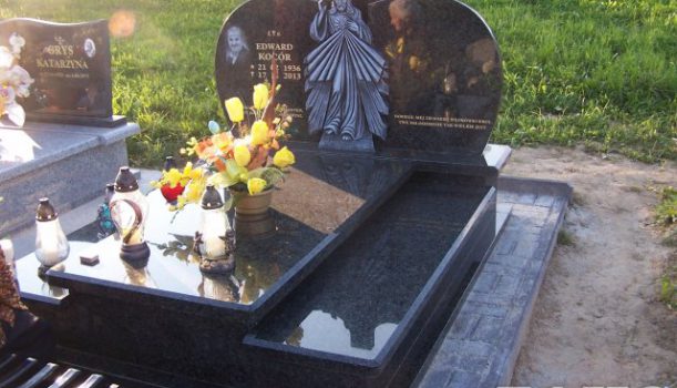 Nagrobek z rzeźbą granit Blue Night