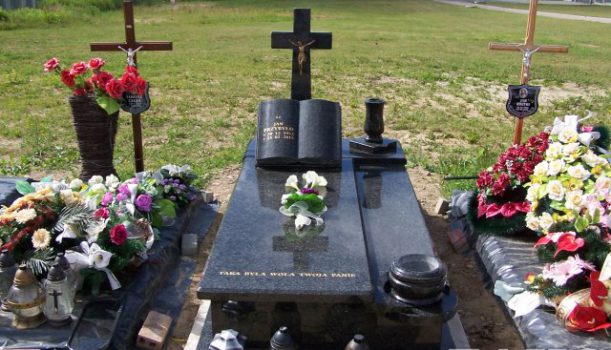 Nagrobek z granitu Blues in the night z oczkiem niebieskim.