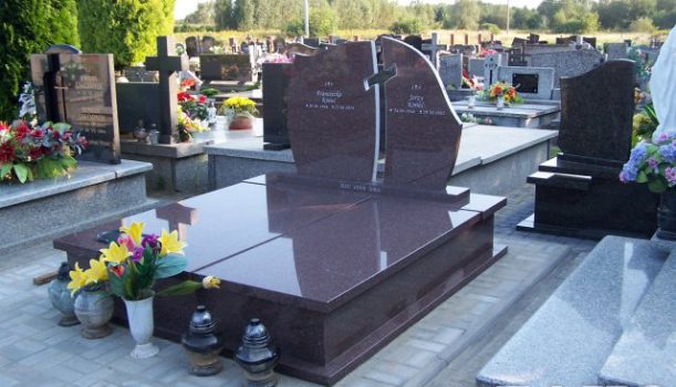 Nagrobek podwójny z prześwitującą tablicą.