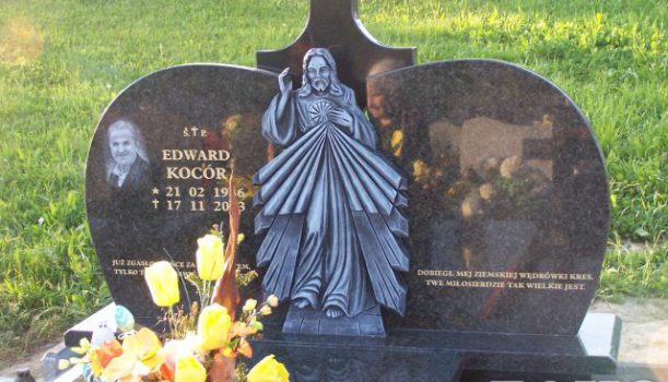 Grób wykonany w Miłocinie z wizerunkiem grawerowanym osoby zmarłej .