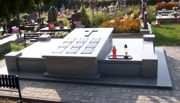 Rustykalny grobowiec rodzinny z granitu Strzelin.