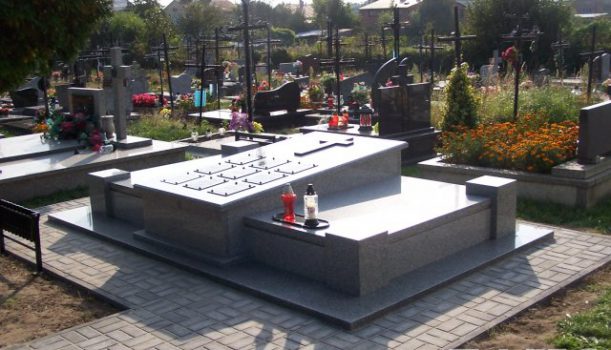 Grób monoblokowy wykonany w miejscowości Zaczernie.