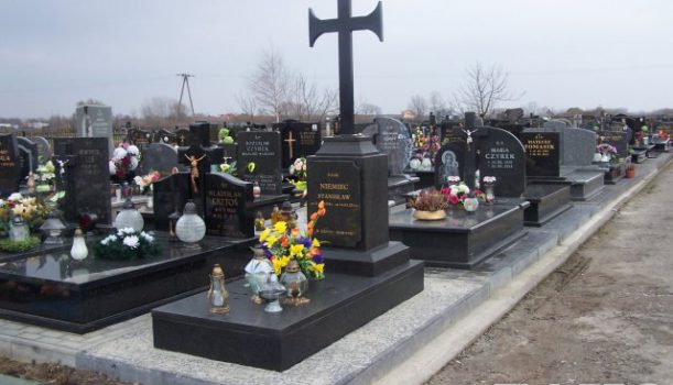 Nagrobek w stylu orientalnym z krzyżem z metaloplastyki.