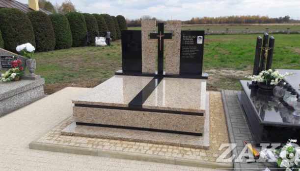 Nagrobek z granitu Nero Assoluto + Giallo Vittoria