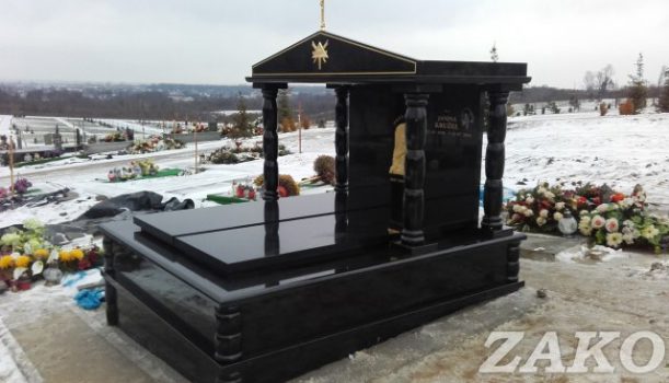 Grobowiec z kolumnami toczonymi