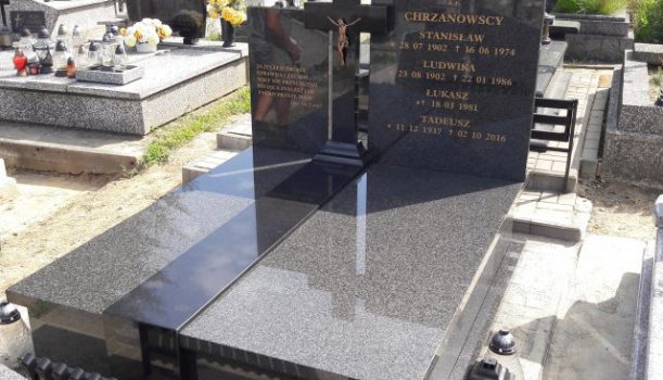 Grobowiec ze wstawką z czarnego granitu