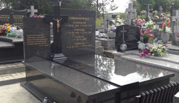 Nowoczesny grobowiec ze wstawką z czarnego granitu