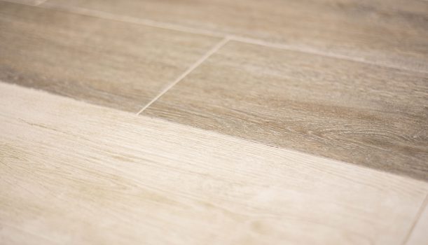 Gres drewnopodobny w mieszkaniu – właściwości i zastosowanie