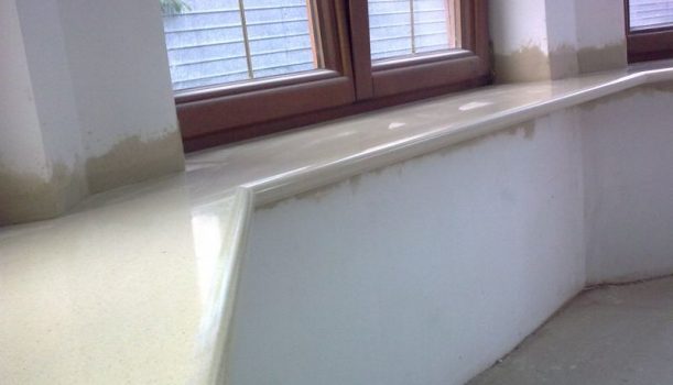 Parapety z konglomeratu