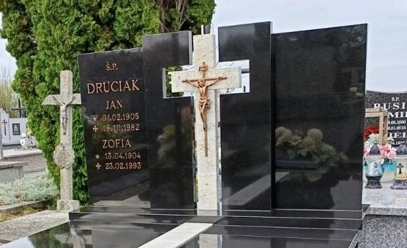 Wybór krzyża nagrobnego, na co zwrócić uwagę?