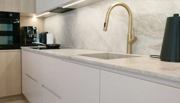 Nowoczesne zlewozmywaki zintegrowane z blatami kamiennymi. Funkcjonalność i design