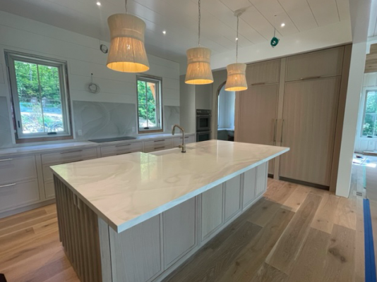 Wyspa kuchenna z blatu kamiennego białego